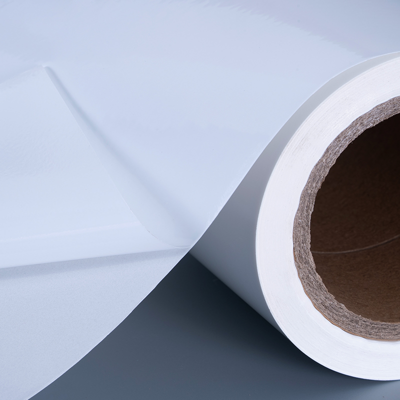 Materiali per etichette in pellicola vinilica PET lucida da 25 mic con rotolo jumbo adesivo acrilico per stampa a getto d'inchiostro