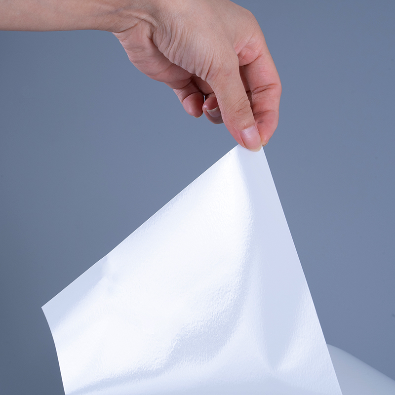 Materiali per etichette in pellicola vinilica PET lucida da 25 mic con rotolo jumbo adesivo acrilico per stampa a getto d'inchiostro