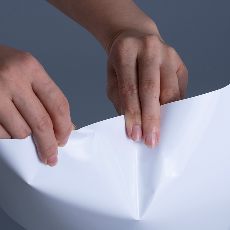 Materiali per etichette in pellicola vinilica PET lucida da 25 mic con rotolo jumbo adesivo acrilico per stampa a getto d'inchiostro