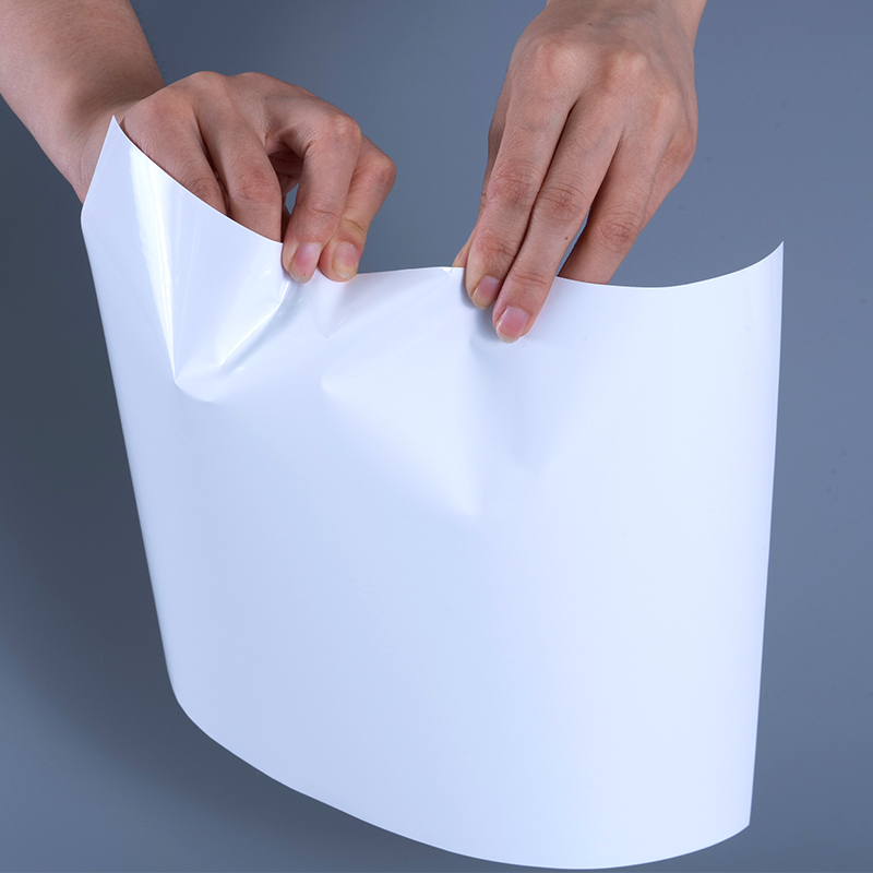 Materiali per etichette in pellicola vinilica PET lucida da 25 mic con rotolo jumbo adesivo acrilico per stampa a getto d'inchiostro