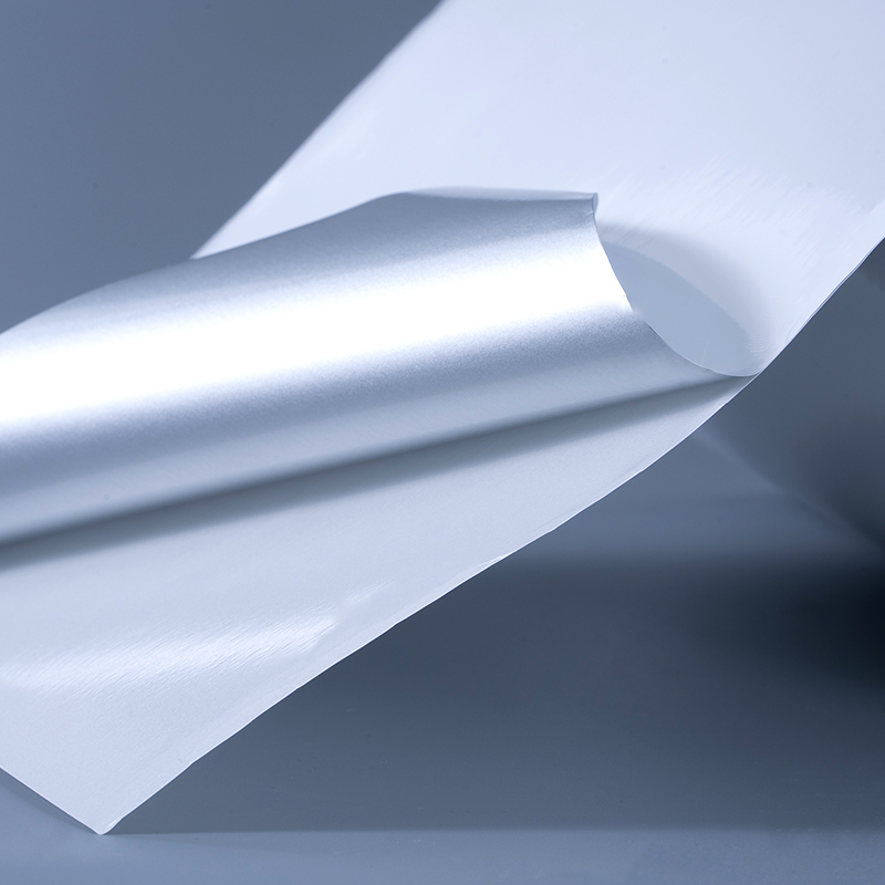 Etichetta autoadesiva in film di poliestere alluminato bianco lucido da 25 mic con adesivo acrilico a base acqua per stampa a getto d'inchiostro